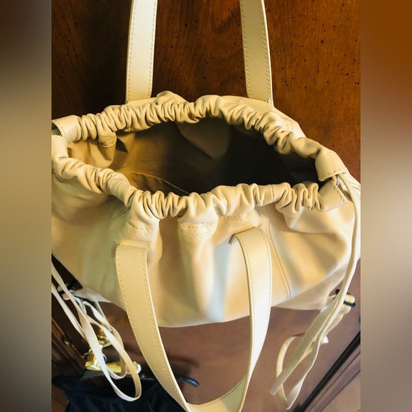 Bottega Veneta Leather Back Pack. Off white Color. Rare & unique. - Picture 4 of 9